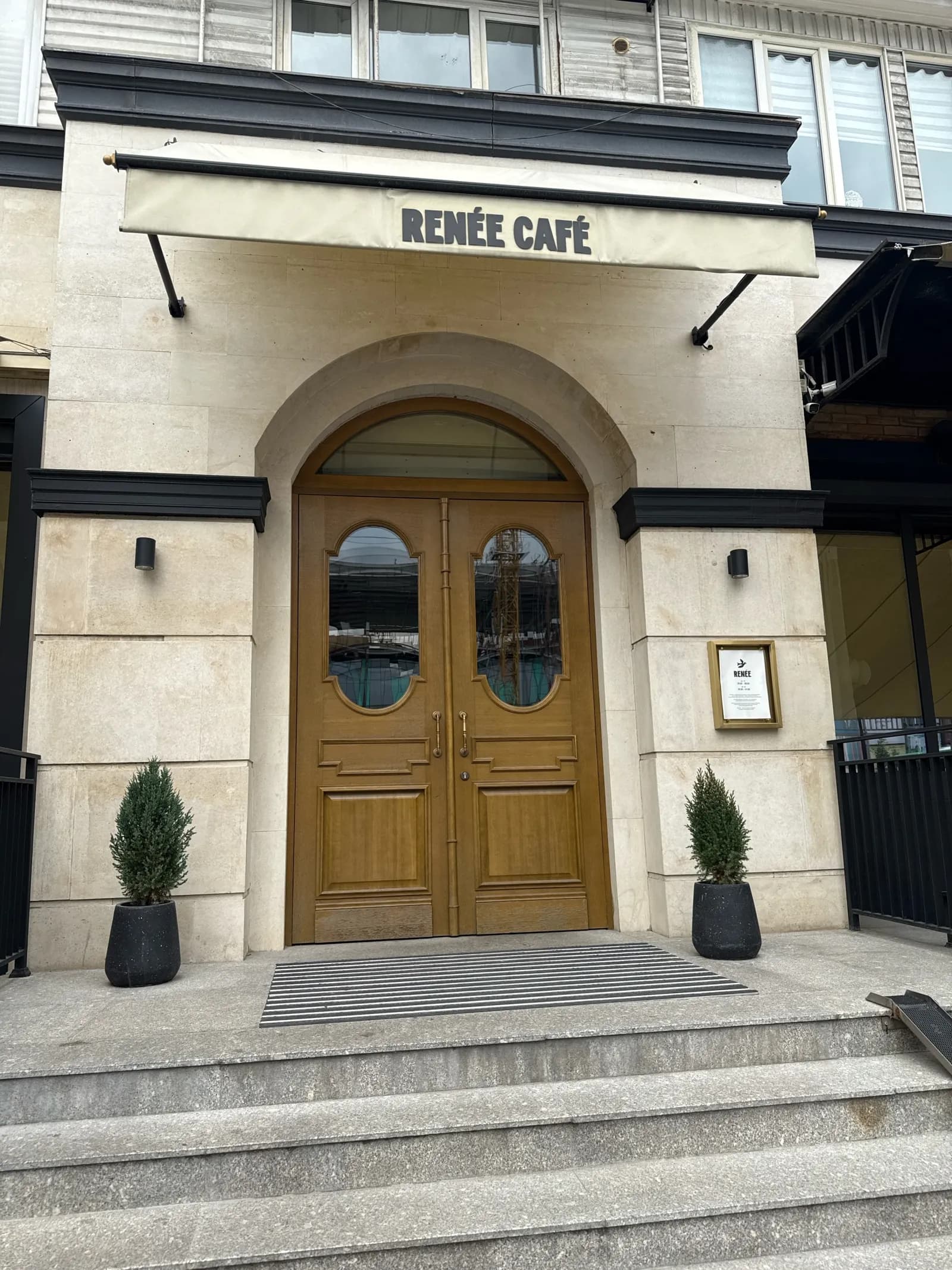 Renee cafe